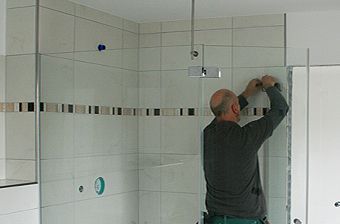 Montage einer Glasdusche