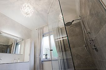 Montage einer Glasdusche