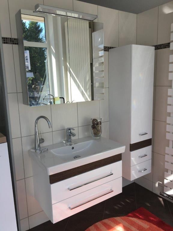 Ein Badezimmer mit Waschbecken und Spiegel an der Wand