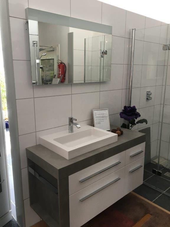 Ein Badezimmer mit Waschbecken und Spiegel