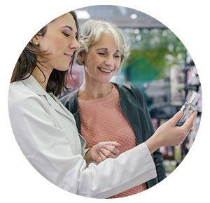 Pharmacienne avec patiente