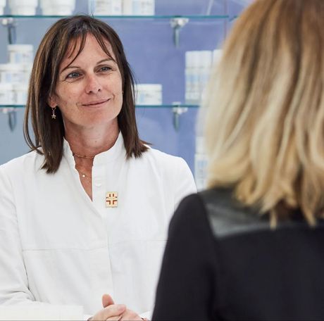 Farmacista che ascolta un cliente