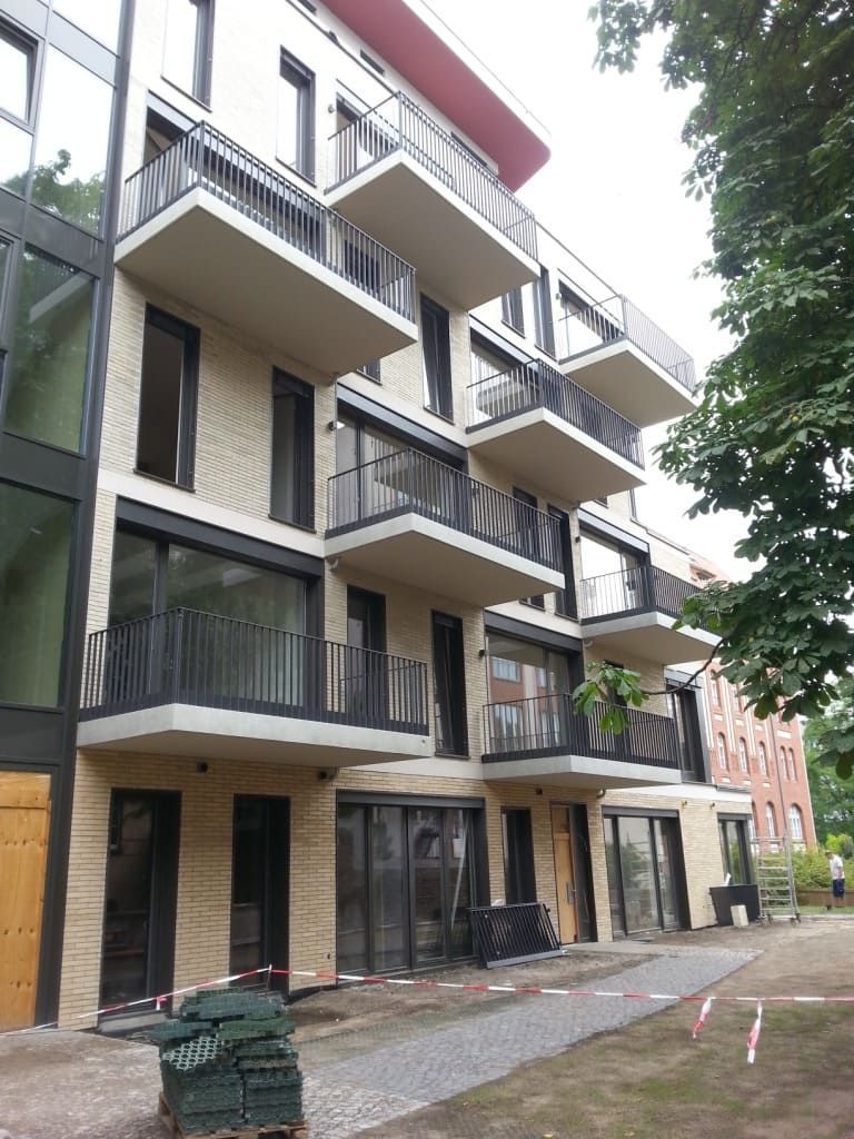 Mehrparteienhaus mit Stahlbalkon