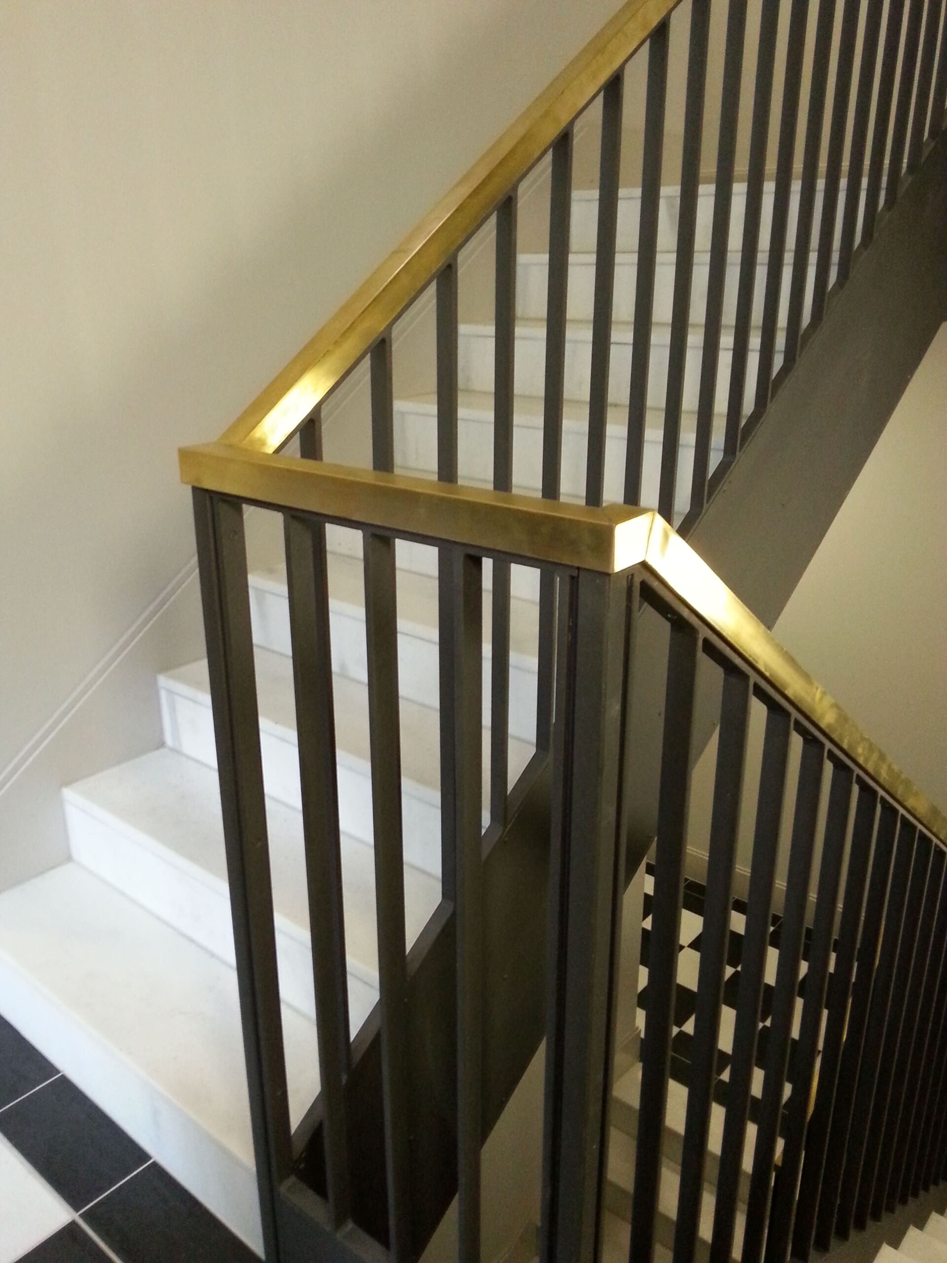 Metallstiegengeländer mit Holzleiste