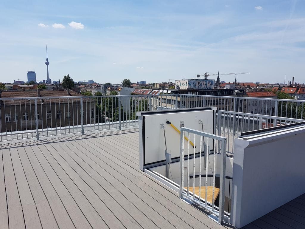 Dachterrasse mit Metallzaun
