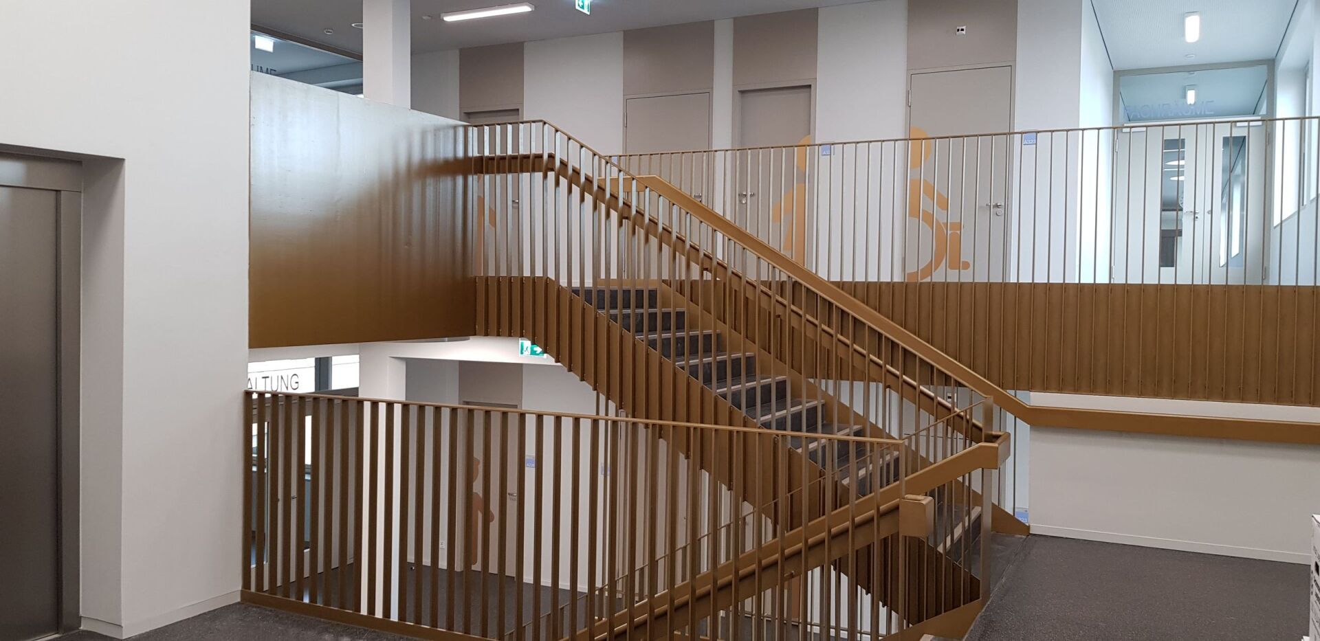 Braunes Stahltreppen in einem Gebäude