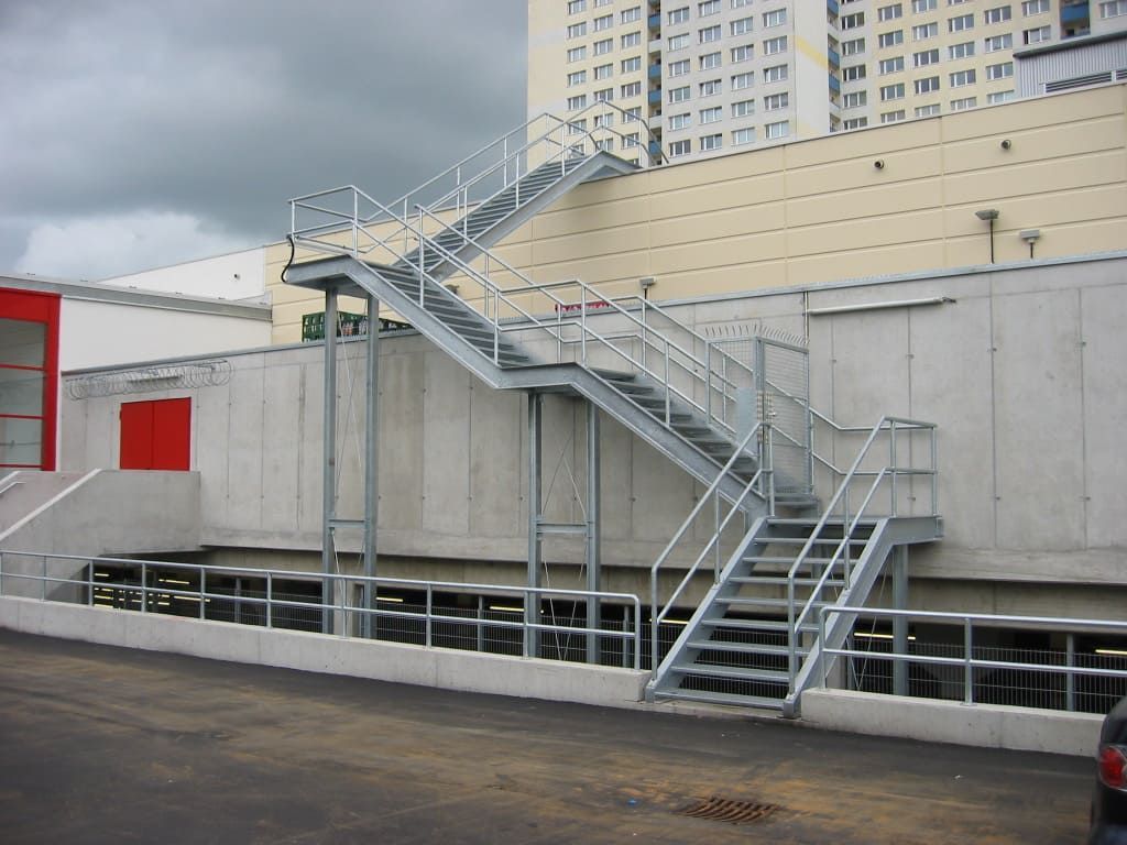 Metallstiegenaufgang zum Dach