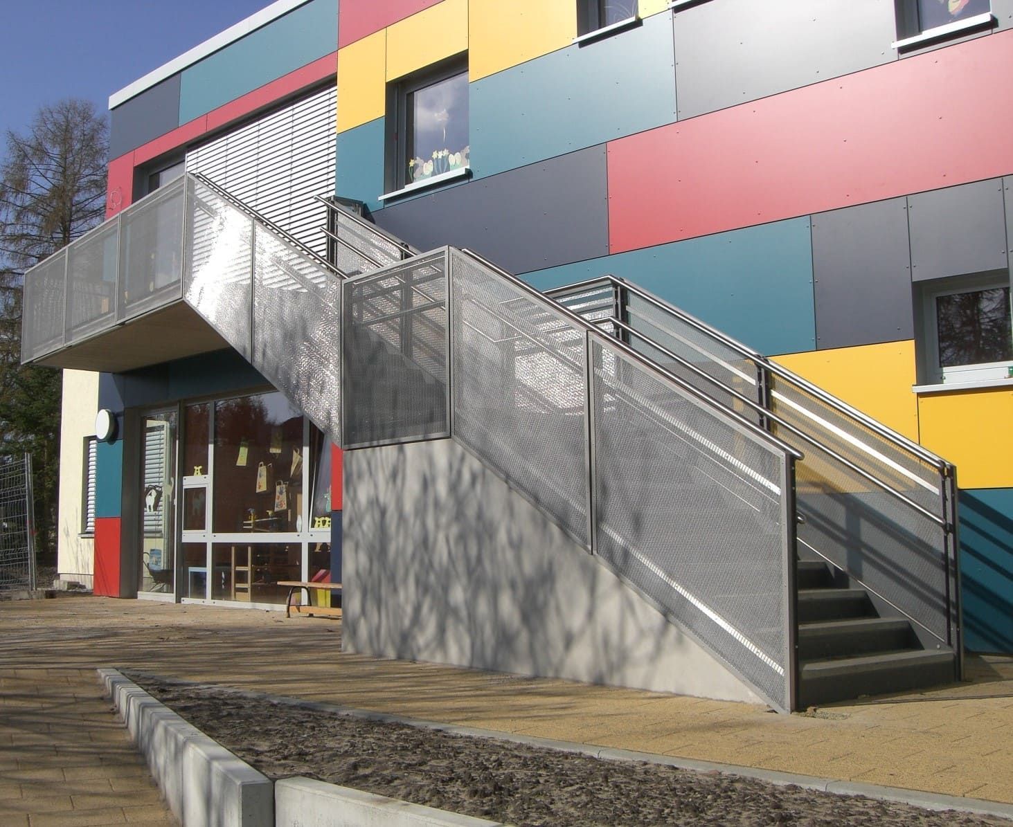 Treppenaufgang aus Stahl außem am Gebäude