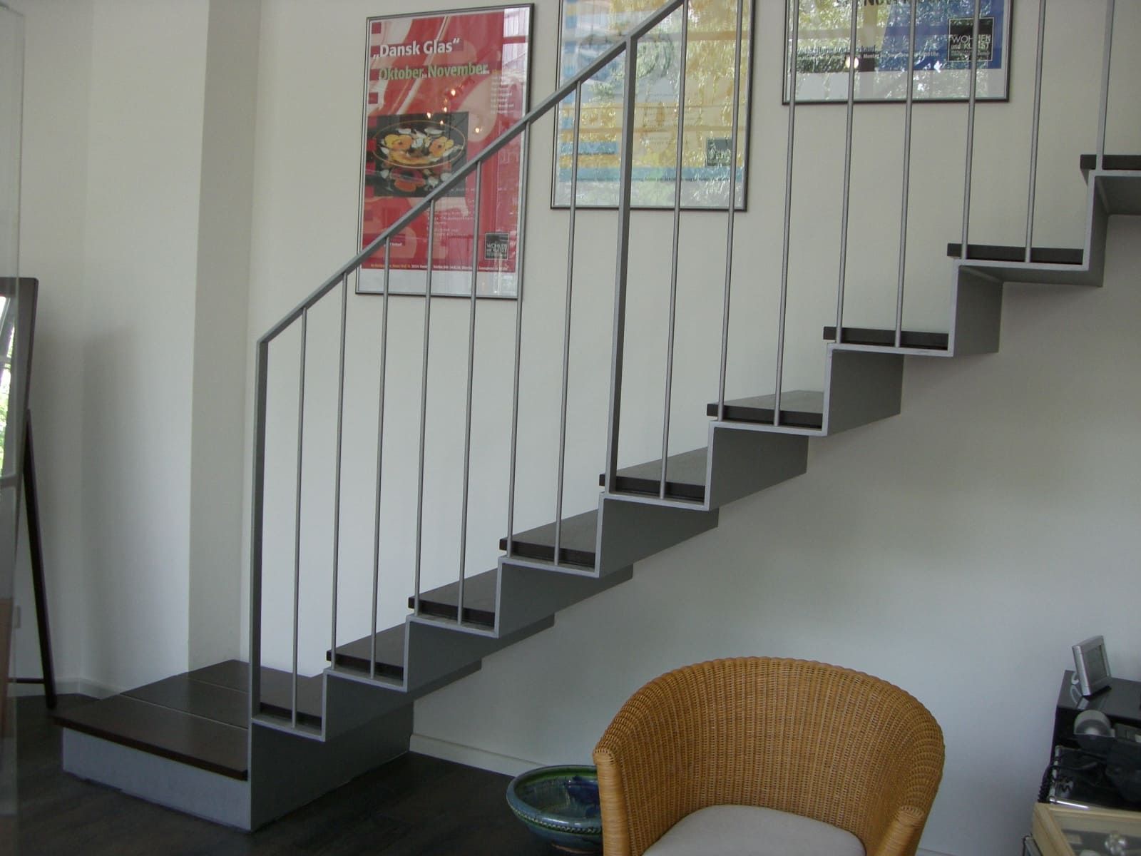 Offene Stiegen mit Metallzaun im Wohnraum