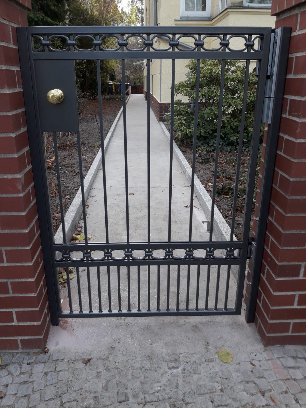 Metallstiegenaufgang außen an der Hausfassade