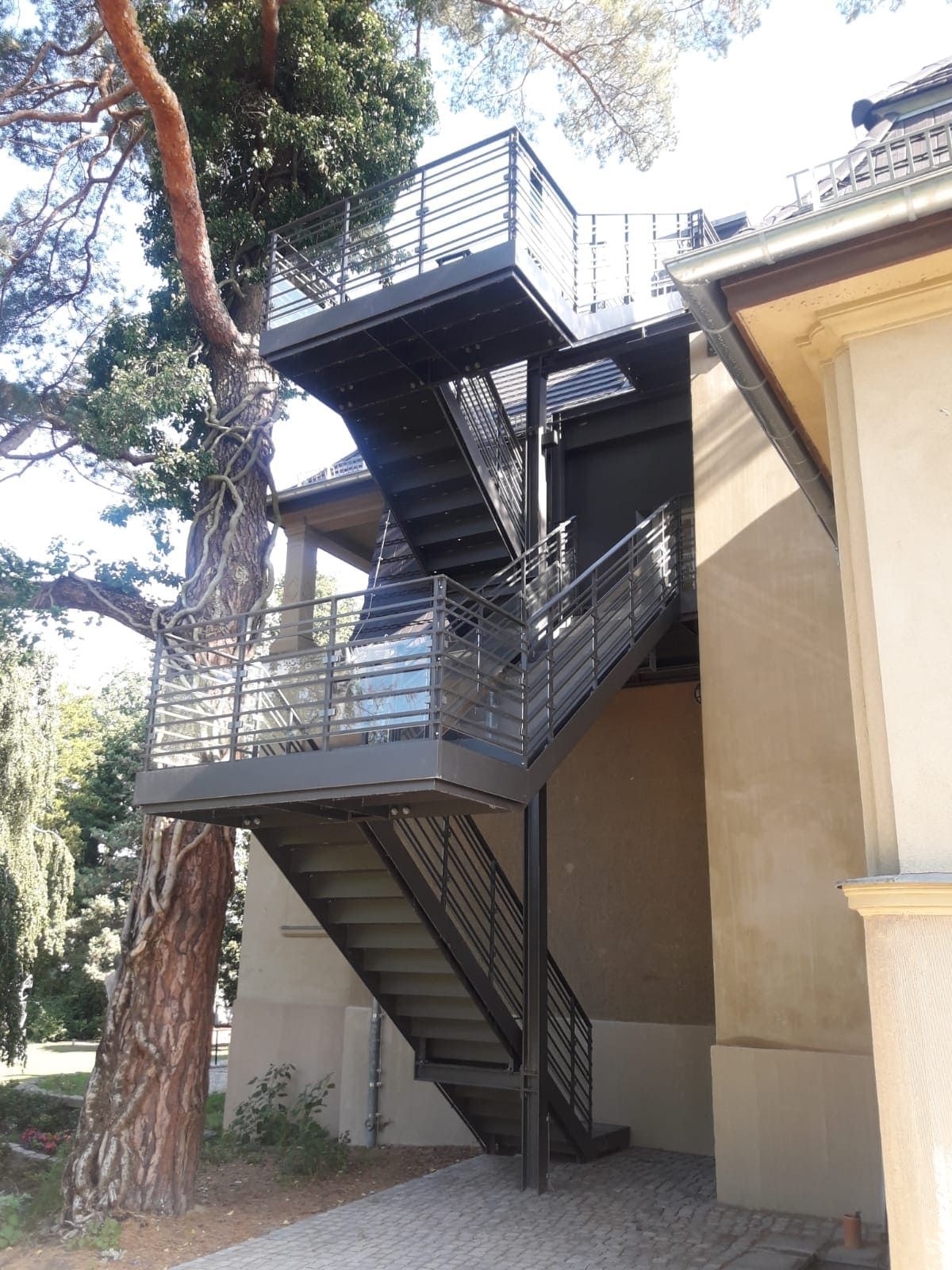 Metallstiegenaufgang mehrstöckig außen