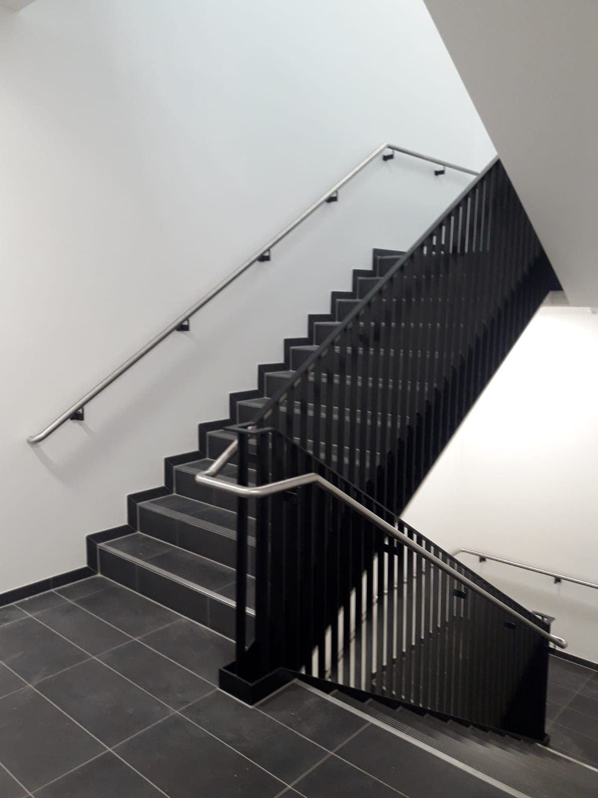 Schwarzes Treppengeländer im Stiegenhaus