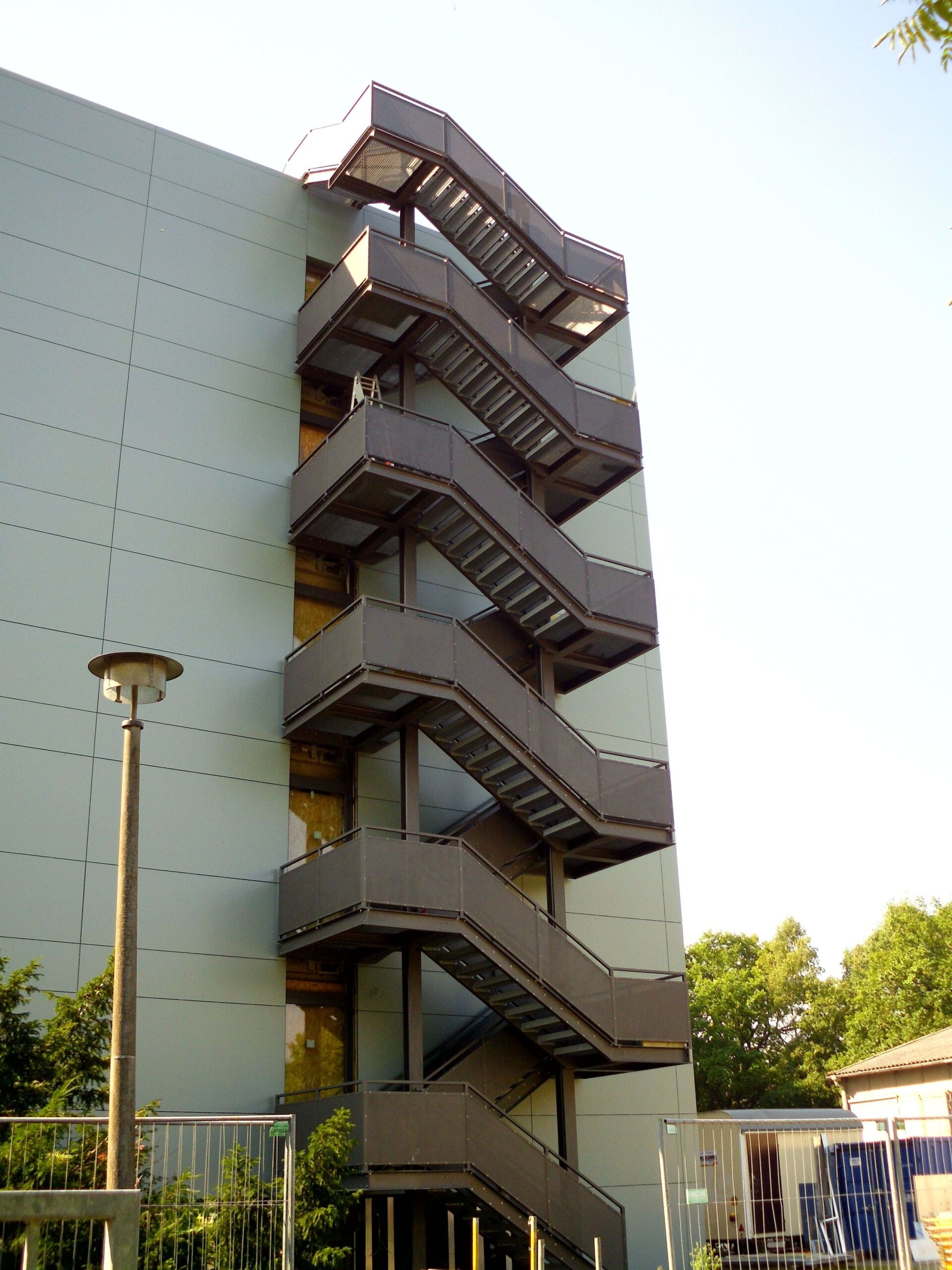 Stiegengeländer an Hausfassade