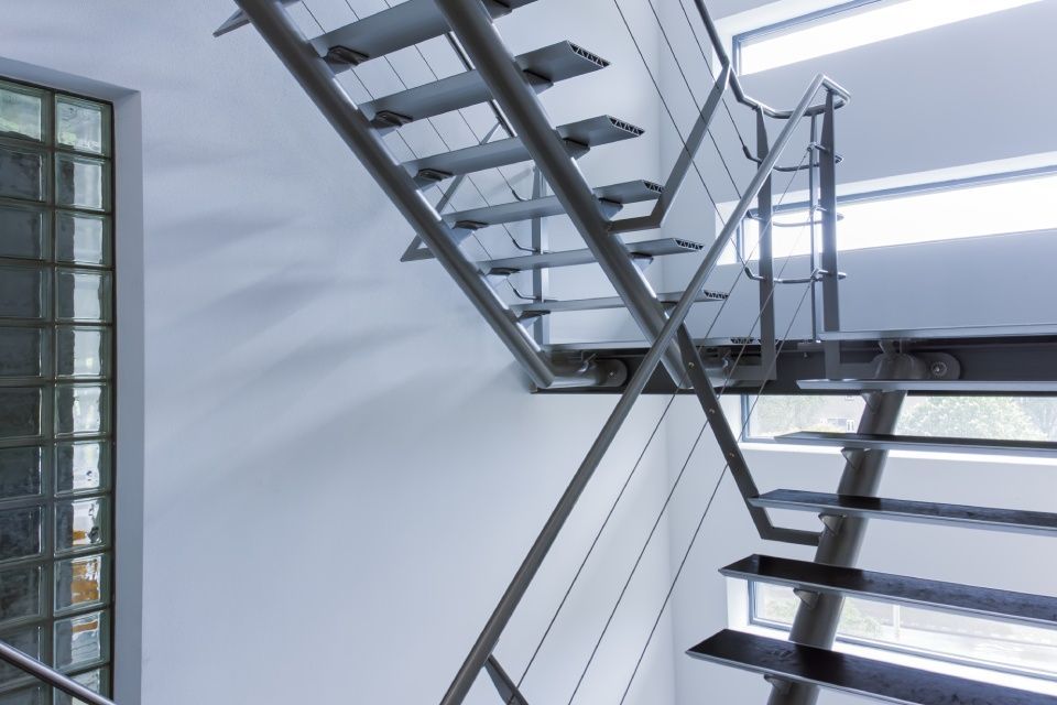Treppe aus Metall mit Treppengeländer