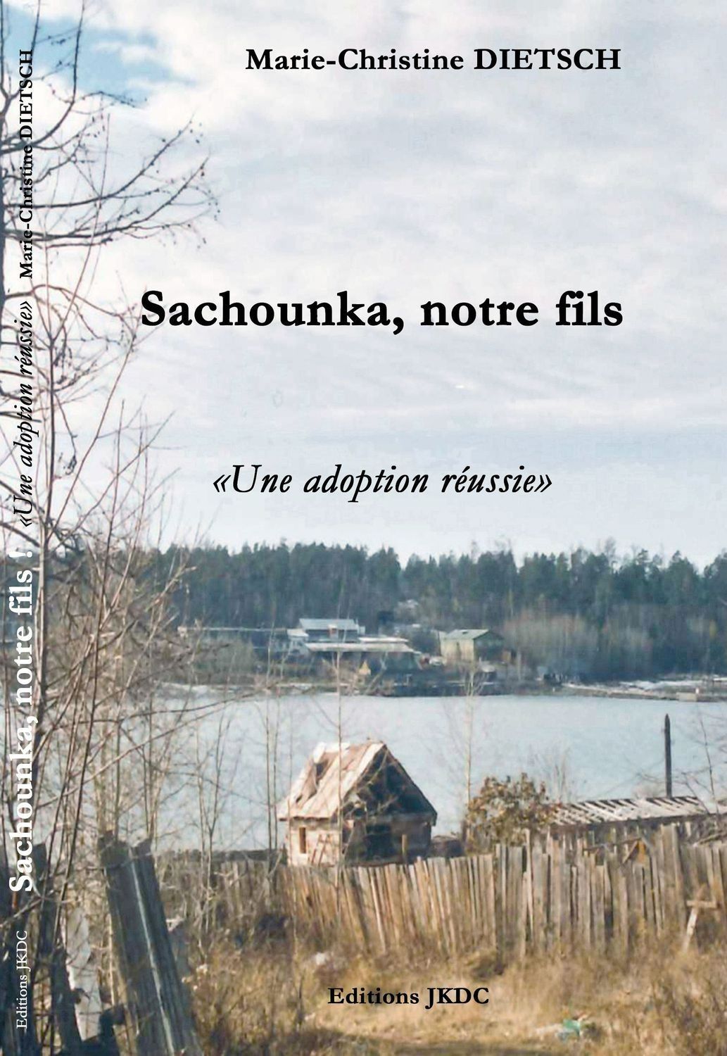 Couverture d'un livre avec un paysage de maison près d'un lac