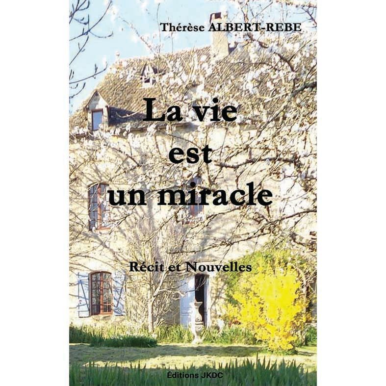 Couverture d'un livre avec des arbres et une maion 
