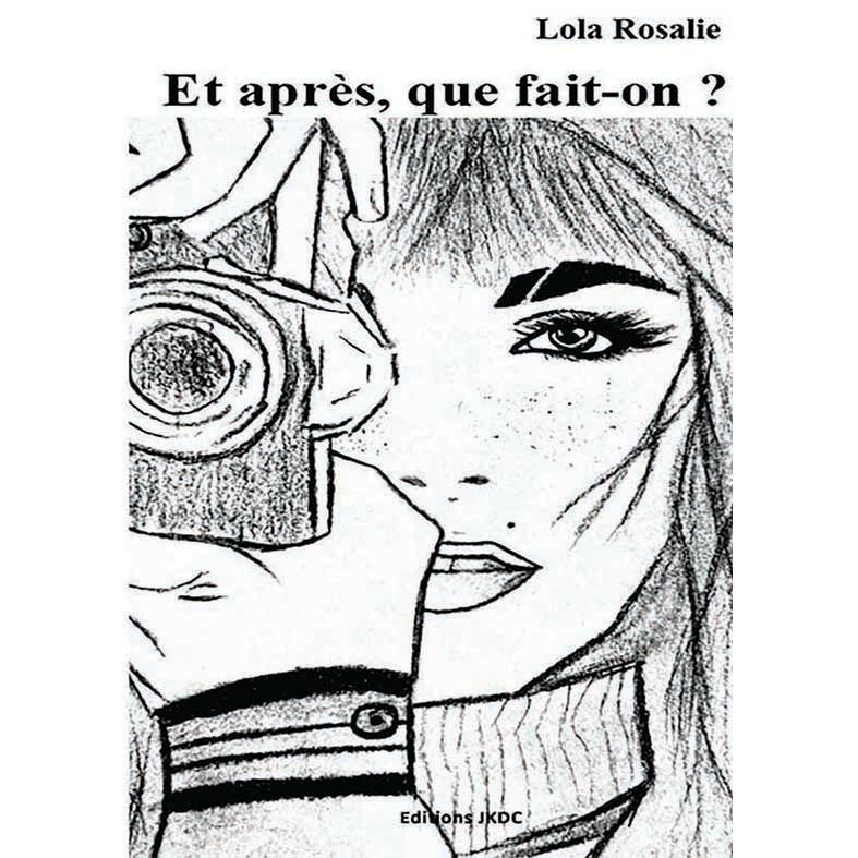 Couverture d'un livre avec une femme qui tiens un appareil photo