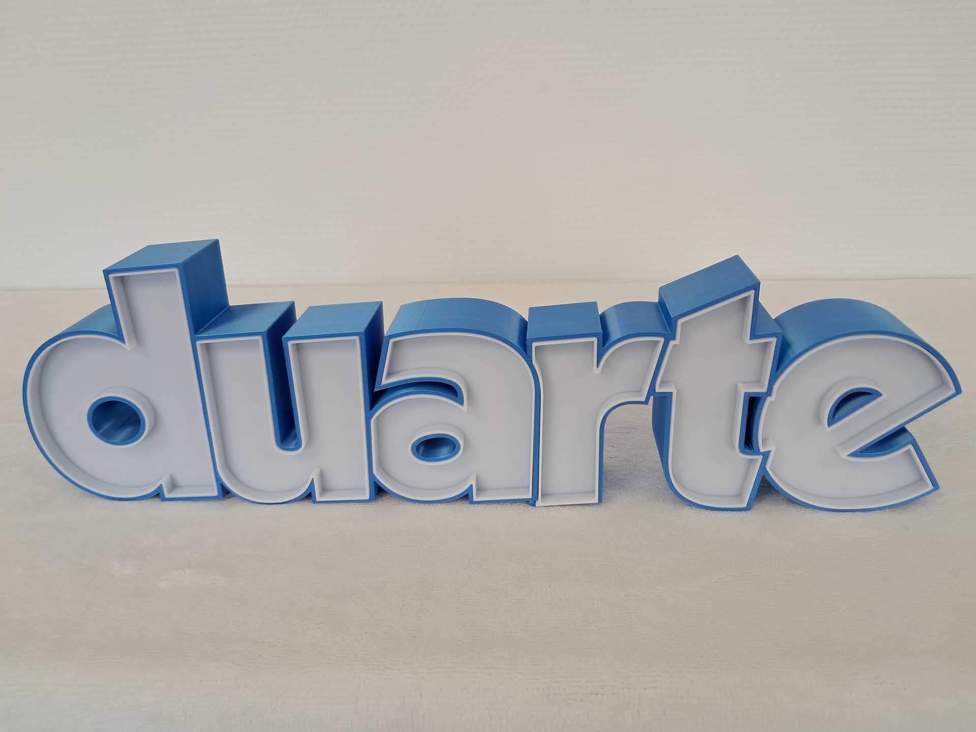 Logo texte « duarte » bleu en 3D sur fond clair