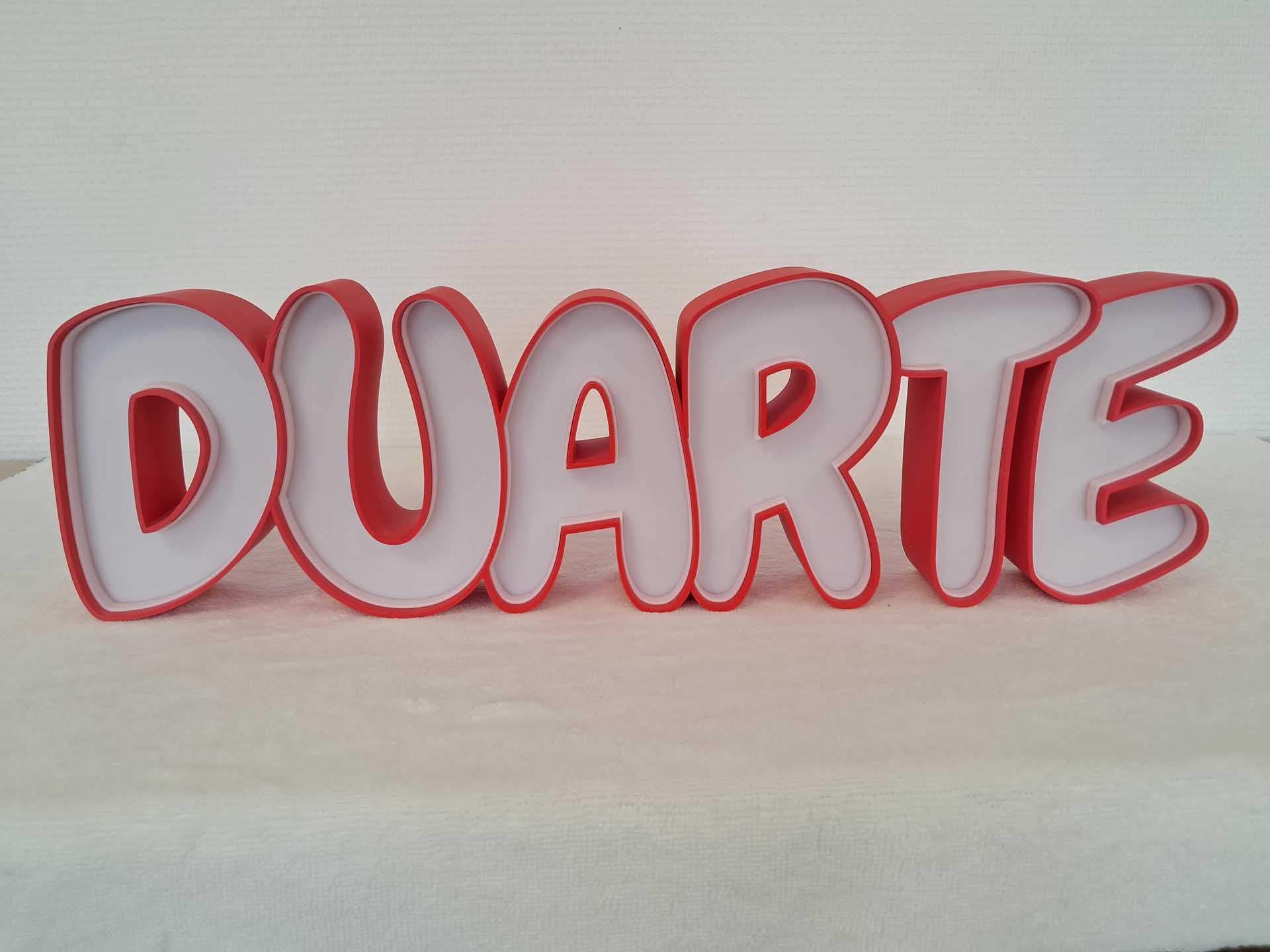 Lettres blanches en forme de bulles formant le mot « DUARTE » soulignées de rouge sur fond clair