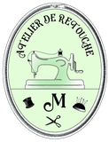 Logo circulaire vert p&acirc;le avec machine &agrave; coudre, ciseaux, d&eacute; &agrave; coudre, bobine et texte &laquo; Atelier de Retouche &raquo;