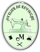 Emblème rond vert représentant une machine à coudre et l'inscription française « ATELIER DE RETOUCHE » autour.