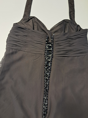 Robe noire à corsage froncé, bretelles spaghetti et couture centrale lacée