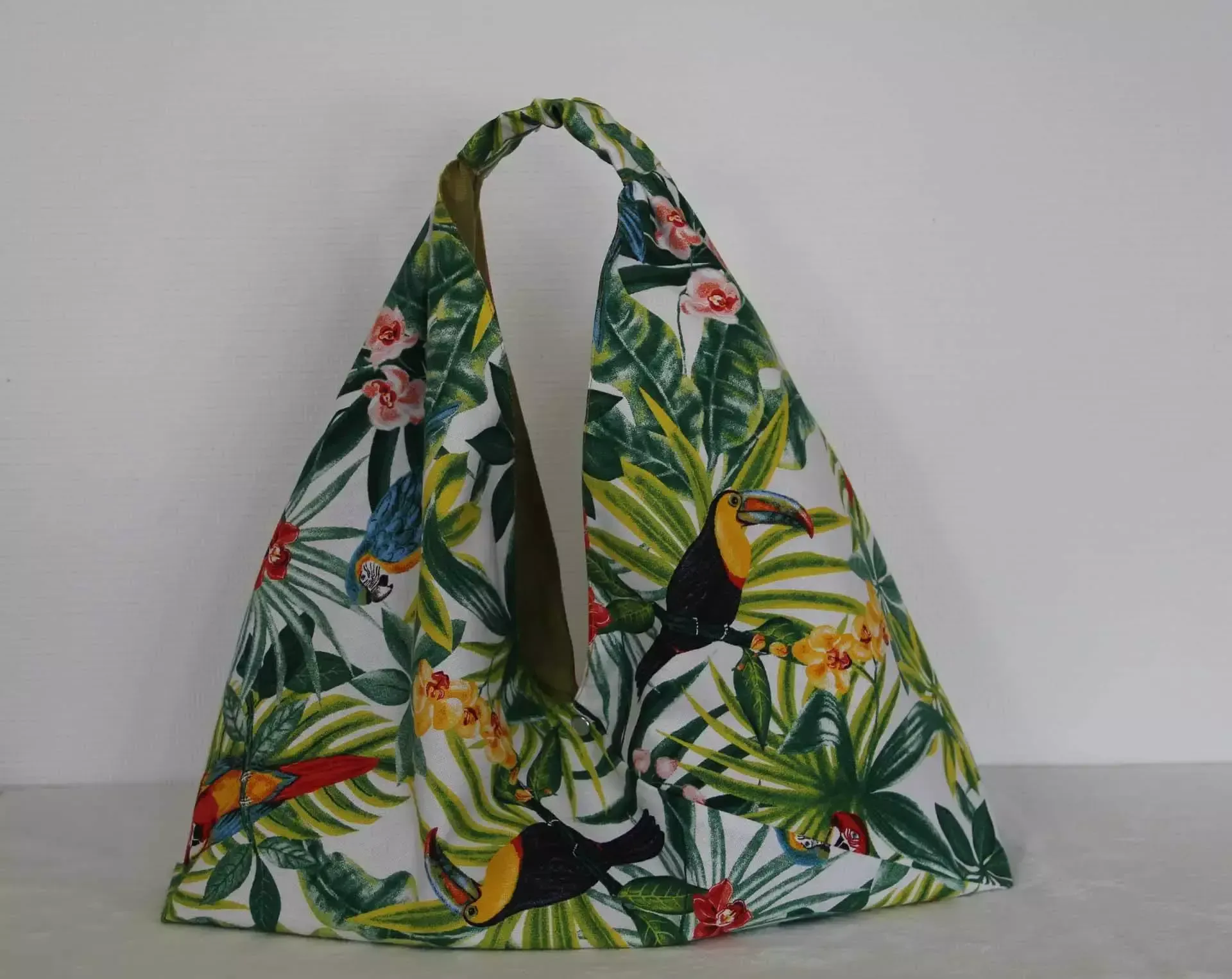 Sac cabas à motif floral tropical avec anses vertes sur fond uni