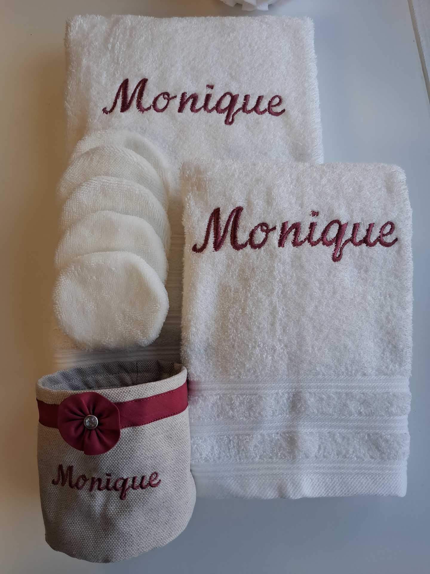 Ensemble de serviettes blanches et accessoires de bain personnalisés avec le nom « Monique » brodé en bordeaux.