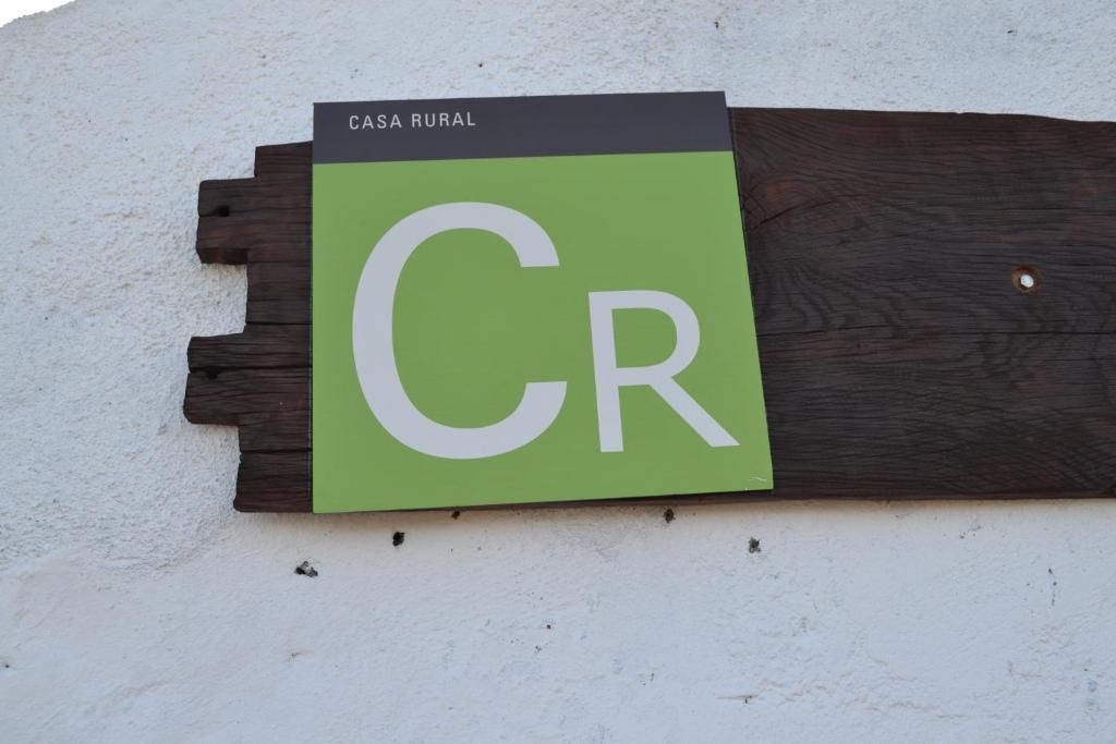 Un cartel verde y blanco con la letra cr en él.