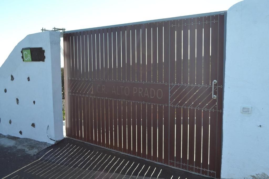 Una puerta de madera con la palabra frado en ella.