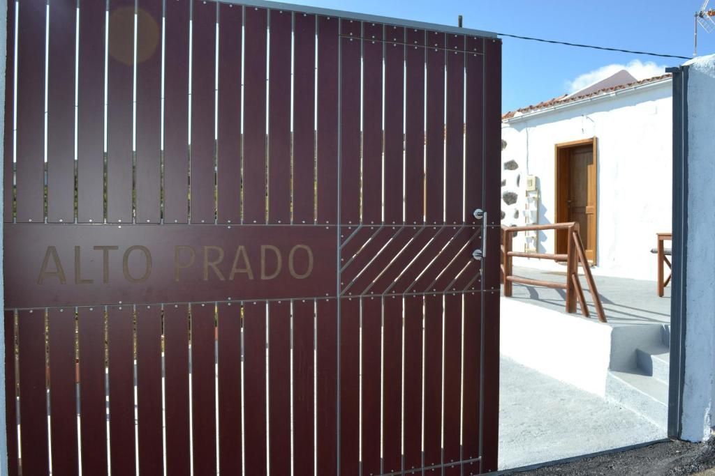 Una valla marrón con la palabra alto rado escrita en ella