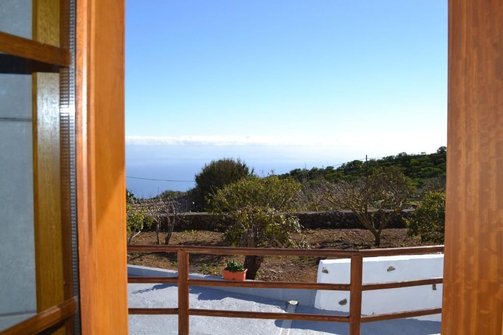 Un balcón con vista al mar y las montañas.