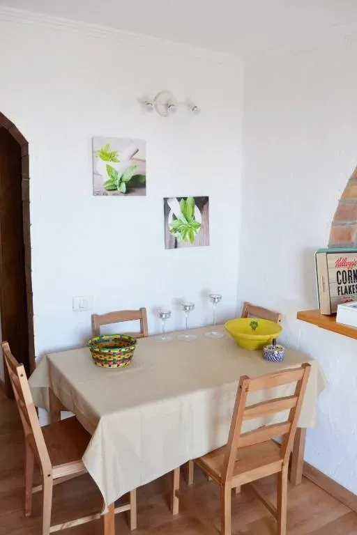 Una cocina con una mesa y sillas y un bol de copos de maíz.