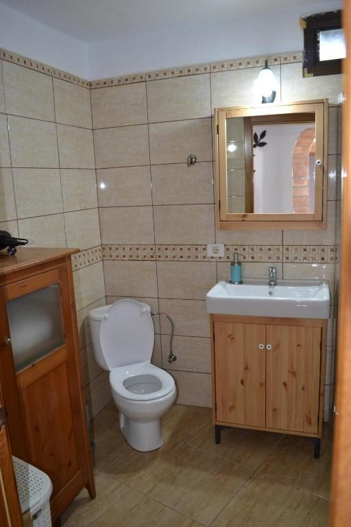 Un baño con inodoro, lavabo y espejo.