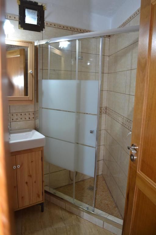 Un baño con lavabo y ducha.