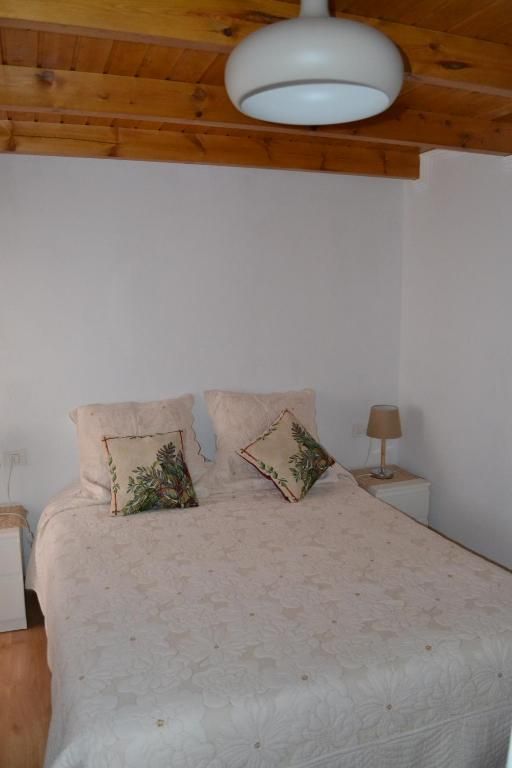 Un dormitorio con una cama grande y una lámpara.