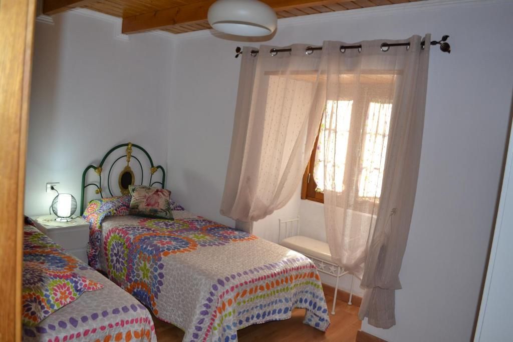 Un dormitorio con dos camas y una ventana.