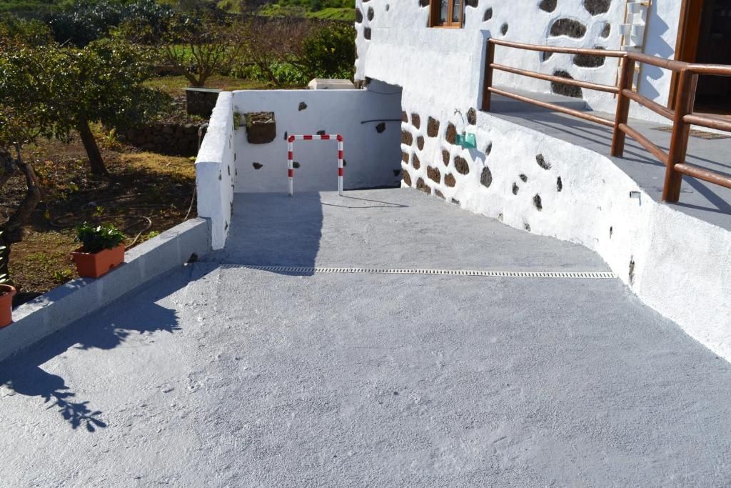 Un edificio blanco con una escalera que conduce a él.
