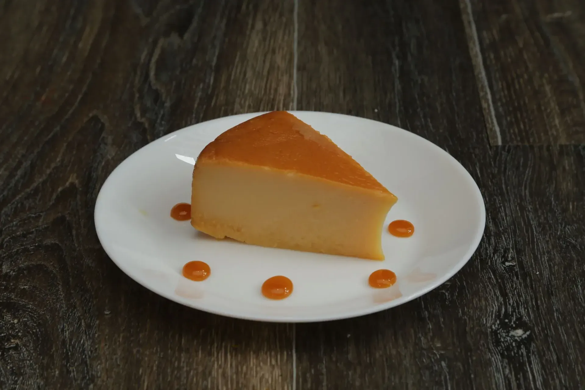 Dos platos de comida y una bebida sobre una mesa de madera.