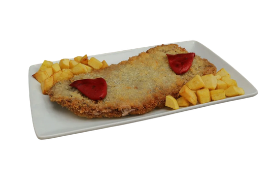 Carne empanizada con guarnición de pimiento rojo y papas fritas en un plato blanco.