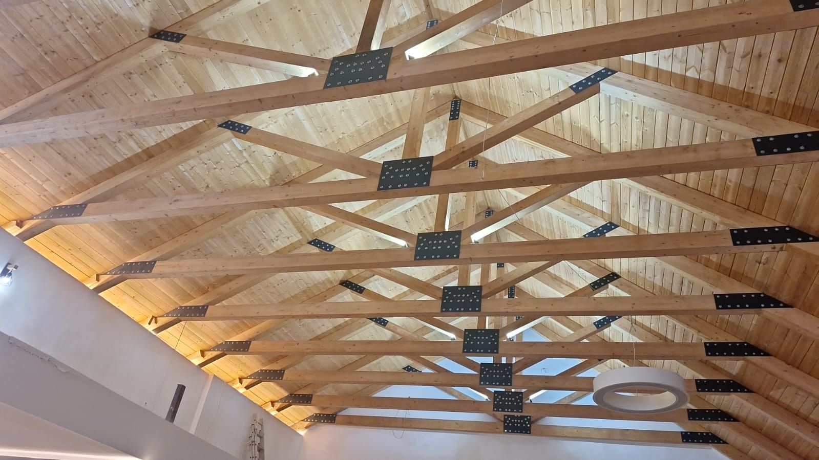 El techo de un edificio está hecho de vigas de madera.