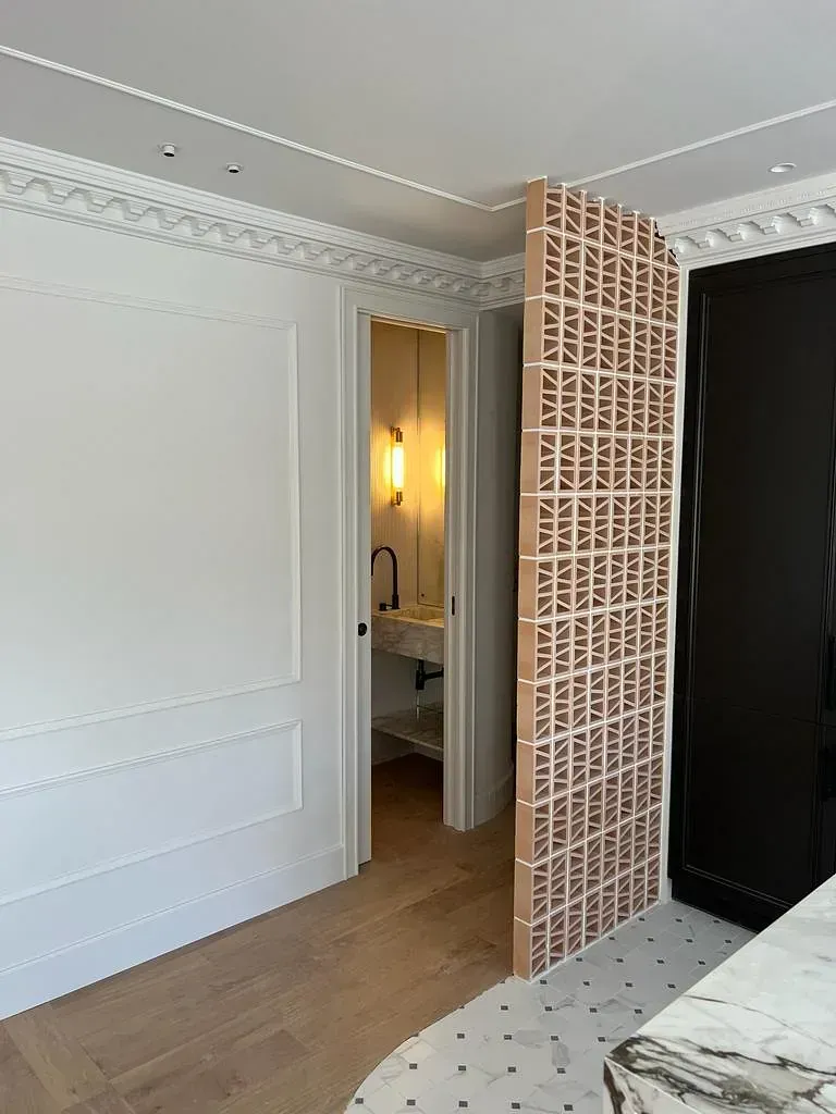 Un baño con un lavabo y una puerta que conduce al mismo.