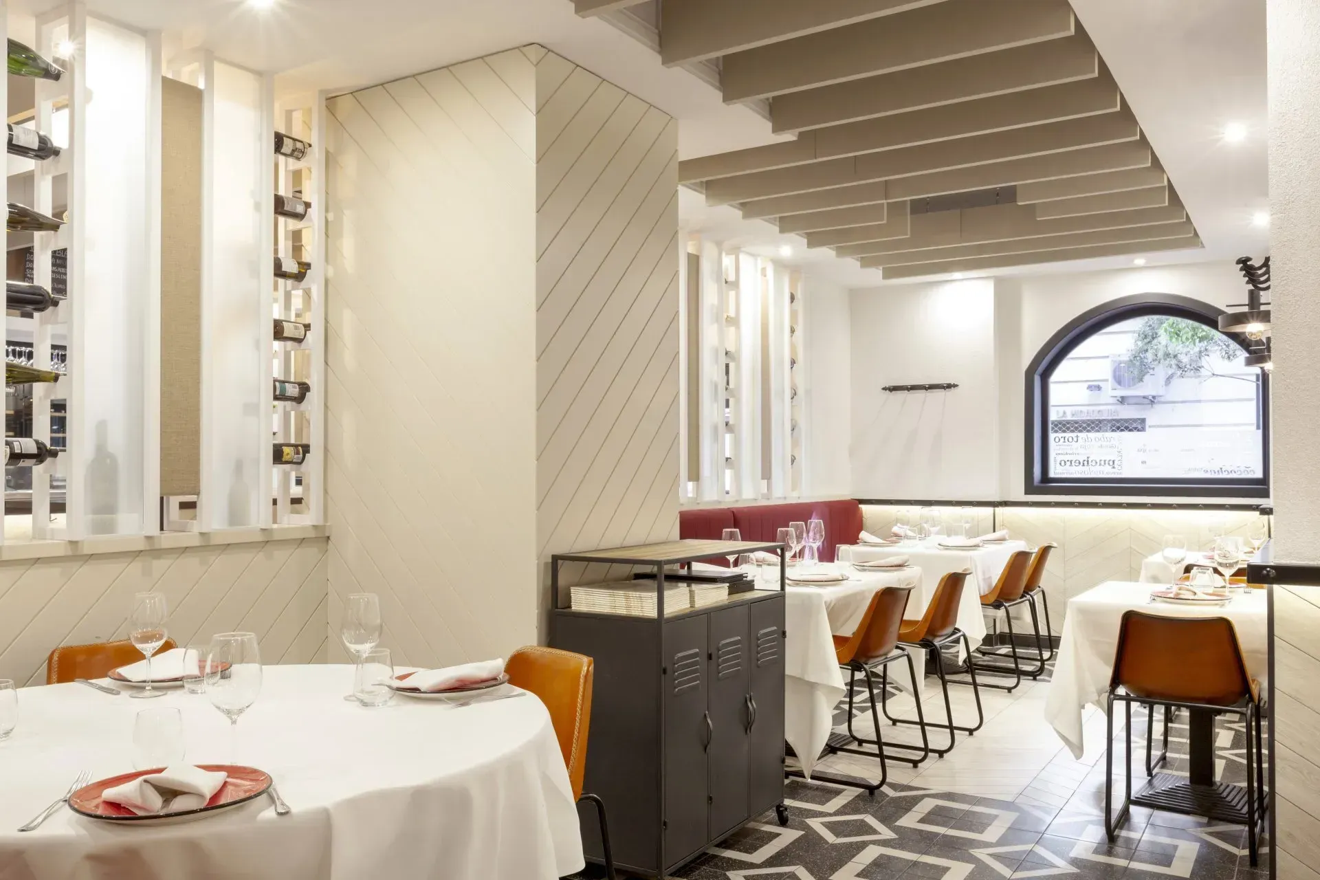 Un restaurante con mesas y sillas y una ventana.