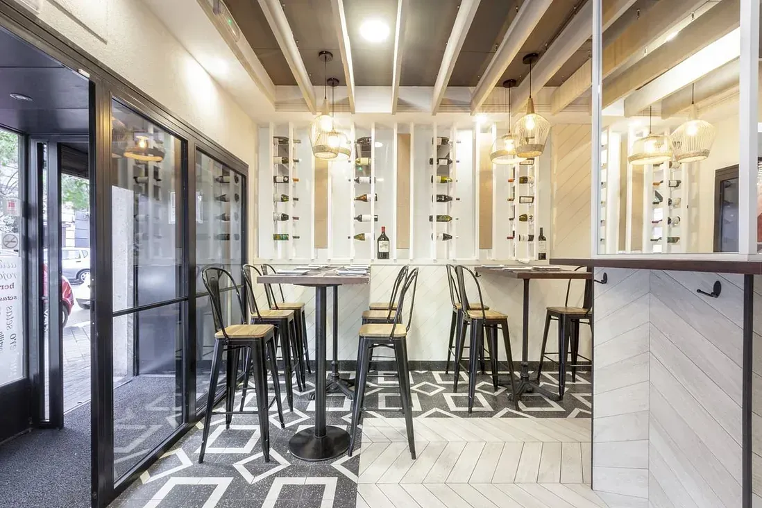 Un restaurante con mesas y sillas y un bar.