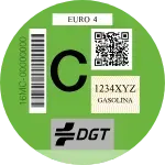 Etiqueta verde Euro 4 DGT para gasolina con una C grande, código de barras, código QR y número de matrícula 1234XYZ.
