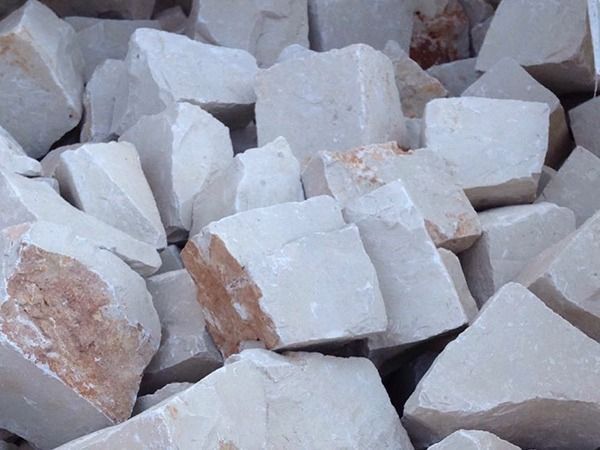 Un montón de rocas blancas con manchas marrones.