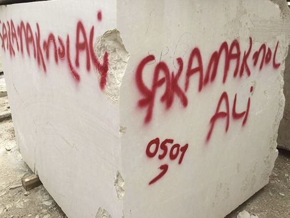 Un bloque blanco con pintura en aerosol roja escrita en él