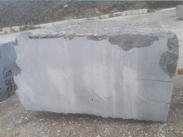 Un gran bloque de mármol reposa en el suelo.