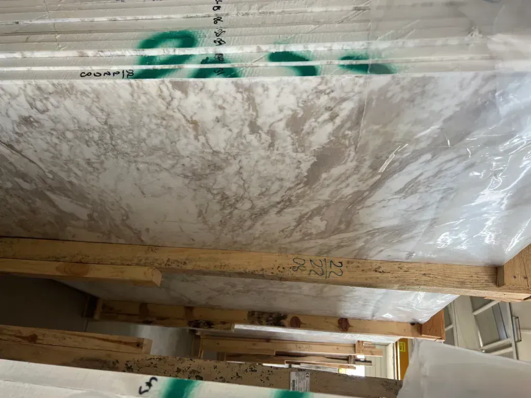 Una pila de losas de mármol colocadas una encima de otra en una habitación.