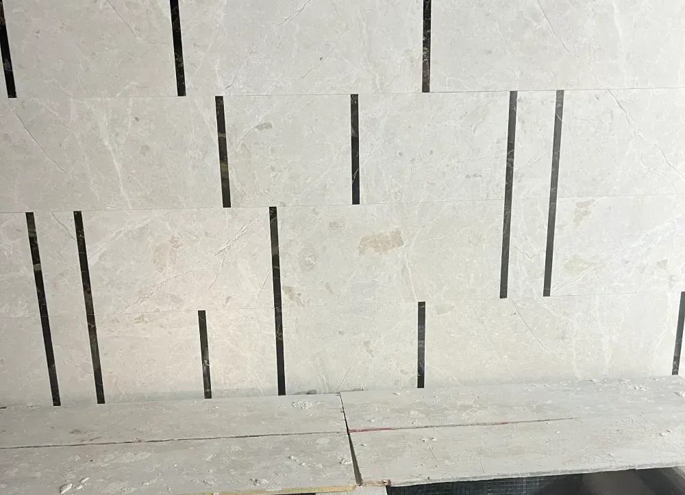 Una fila de azulejos blancos con rayas negras